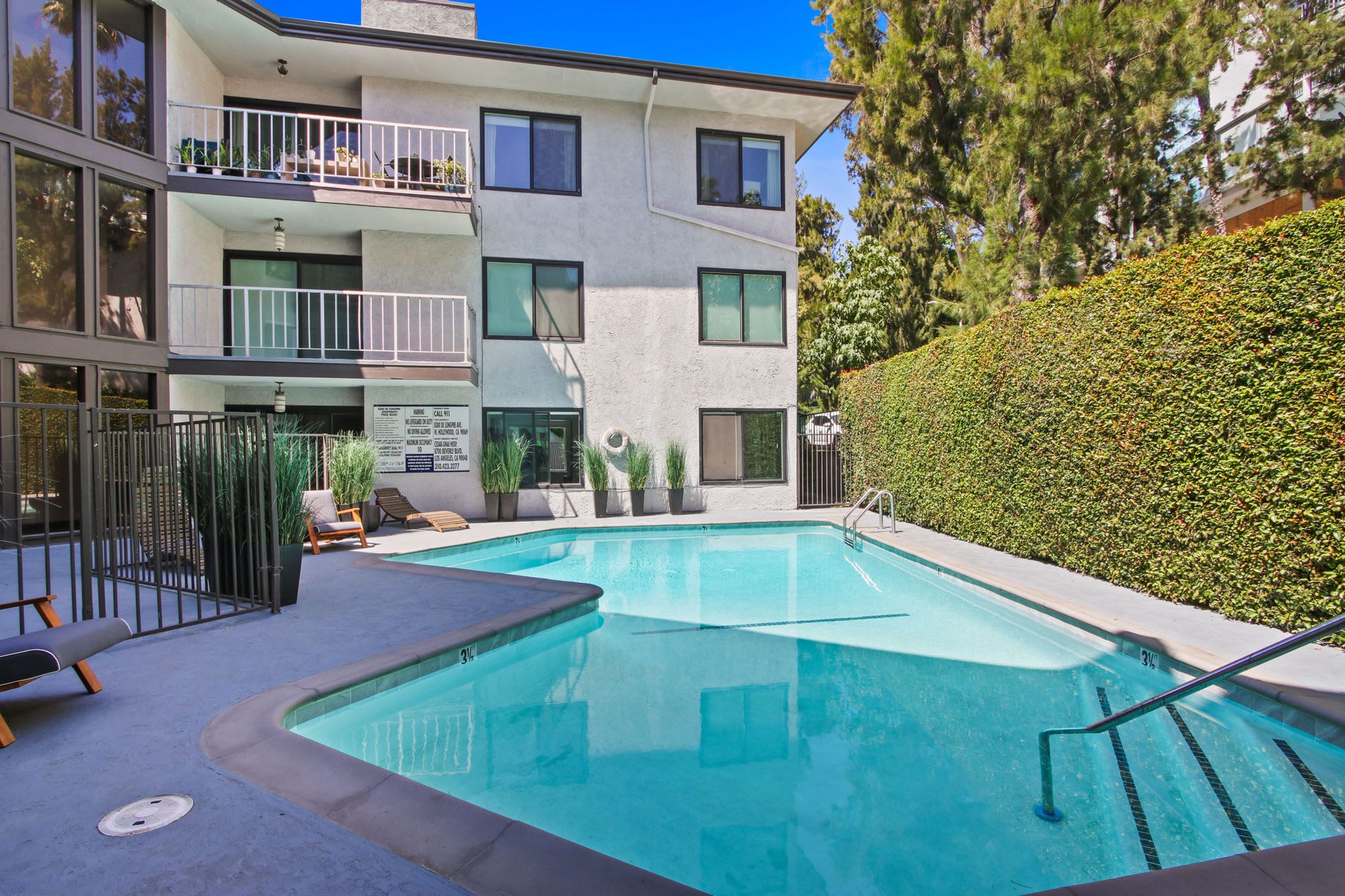 8300 De Longpre Apartments – photo 4