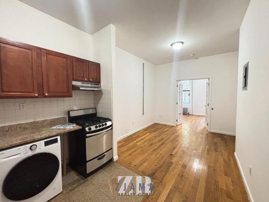 566 Baltic Street – photo 4