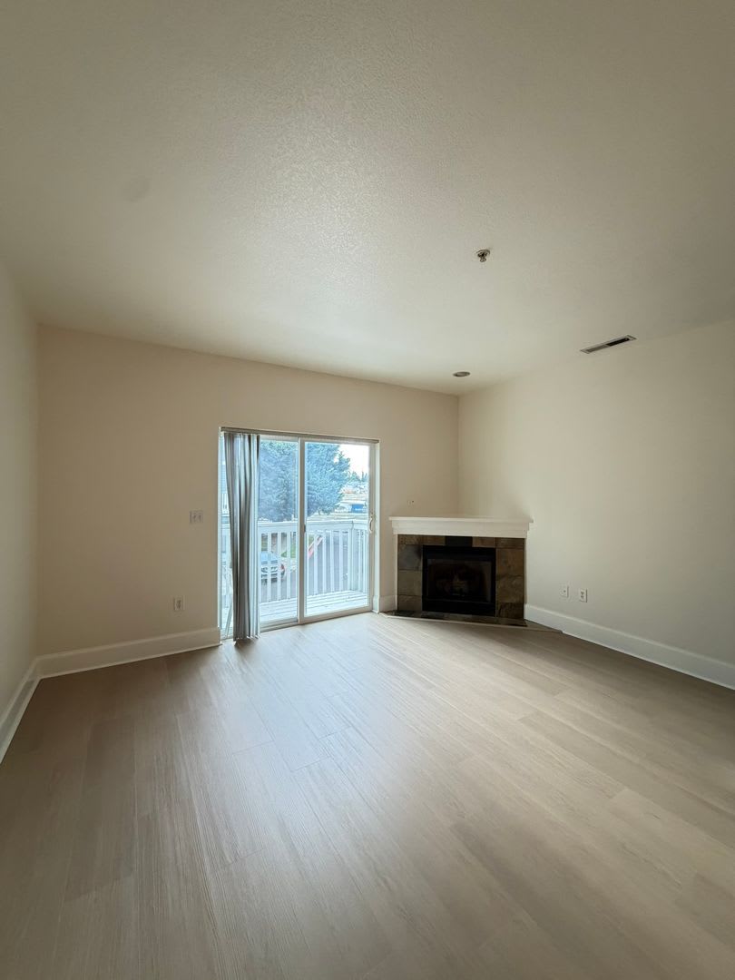 Beaverton TH. Huge 3rd bed/bonus room. Attached Garage- Close 2 Max – photo 2