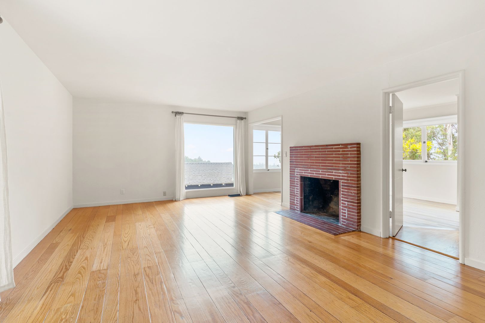 Charming Cul-de-Sac Mid-Century w/ Bay Views In Oakland Hills – photo 2