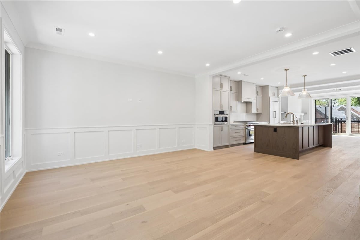 2202 N Leavitt Street – photo 4