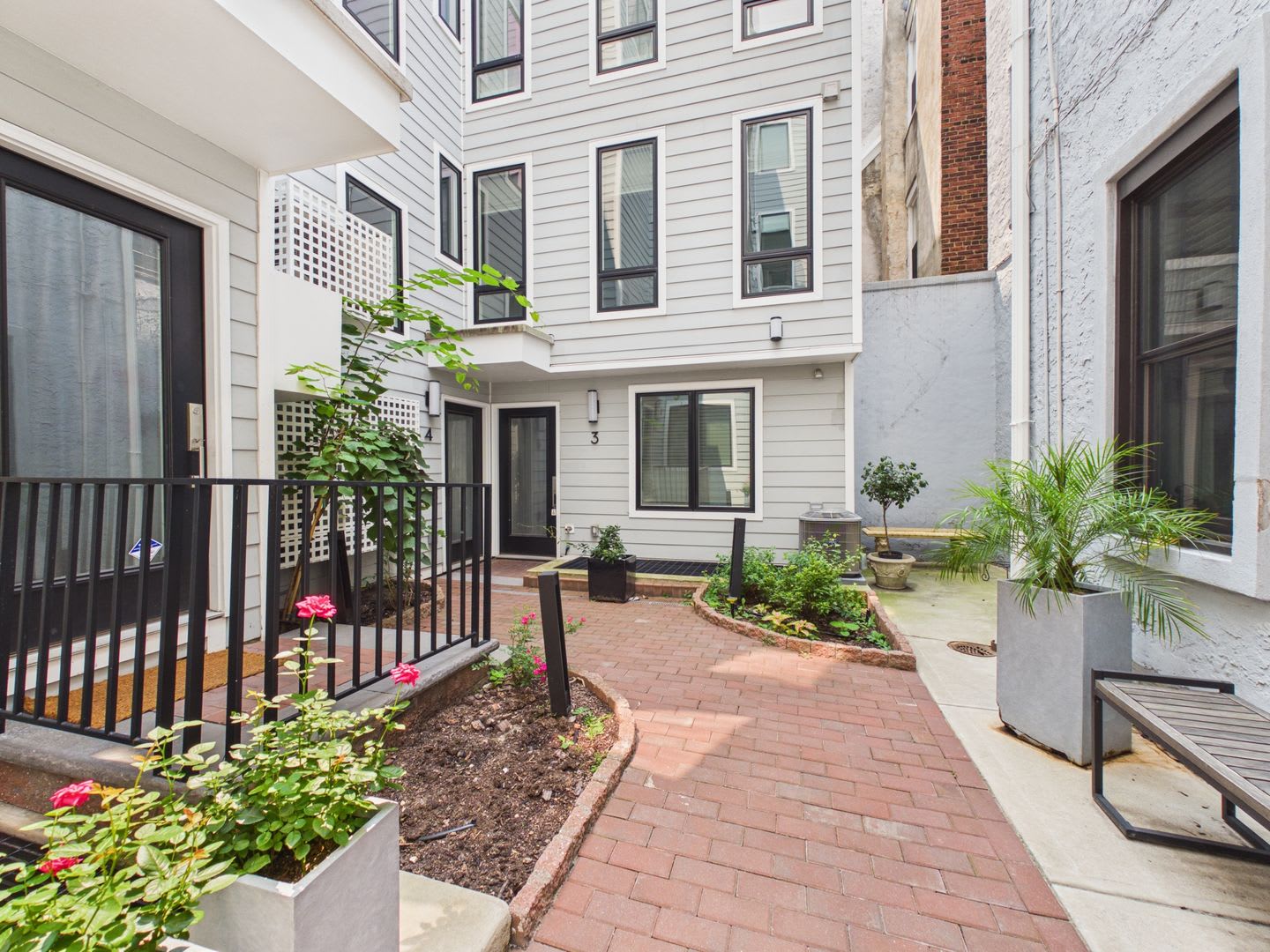 Exquisite Boutique Condo in the Heart of Queen Village – Luxury Living Awaits! – photo 2