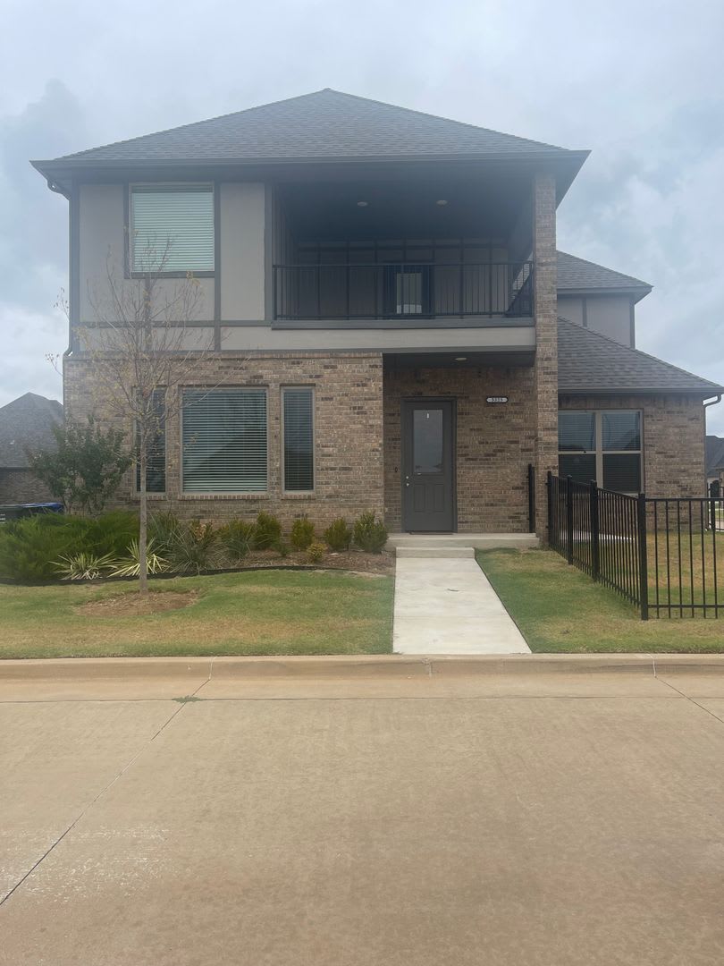 Beautiful 4 bed 3.5 bath home with a game room in The Enclave! – photo 1
