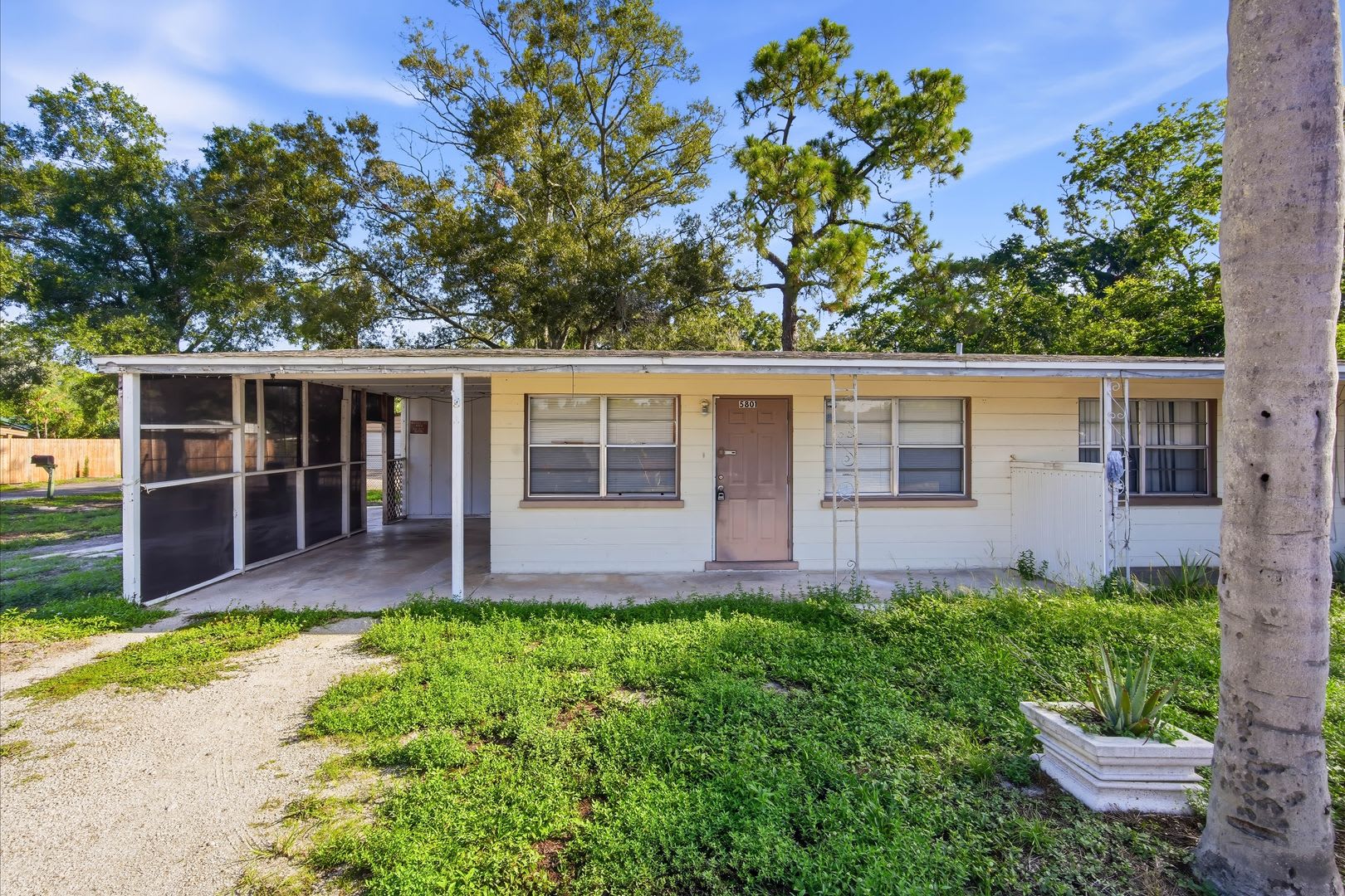 Cozy 1-Bedroom Corner Unit with Large Yard! – photo 1