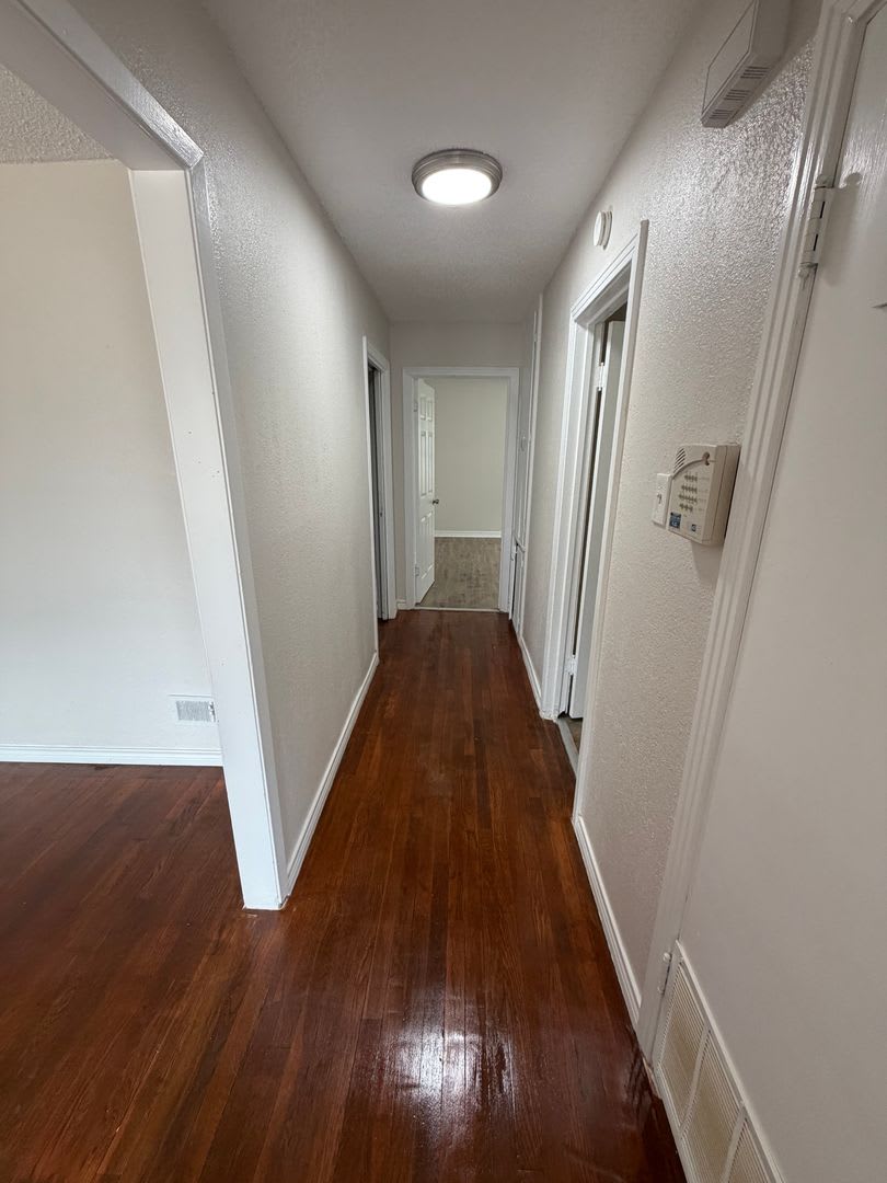 Large 3/2 with flex room in Medical District – photo 4