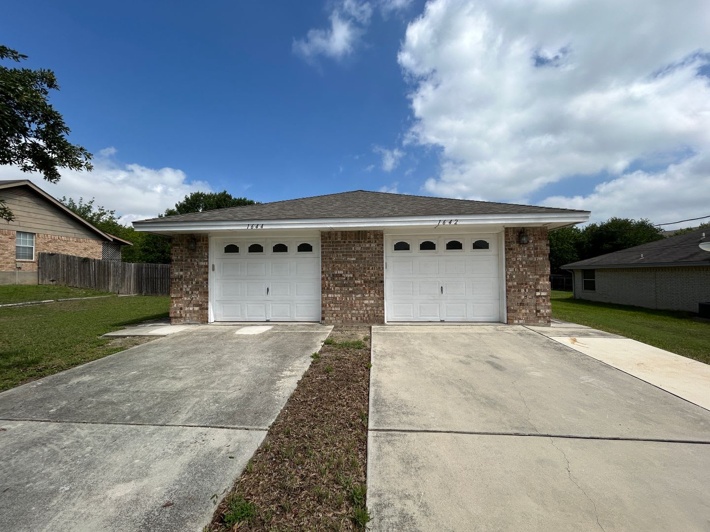 3 2 2 On County Line Rd Walk To Kraft Park The Countyline Memorial Trail Fridge Included No Carpet Nbisd 2 Weeks Free Rent – photo 2