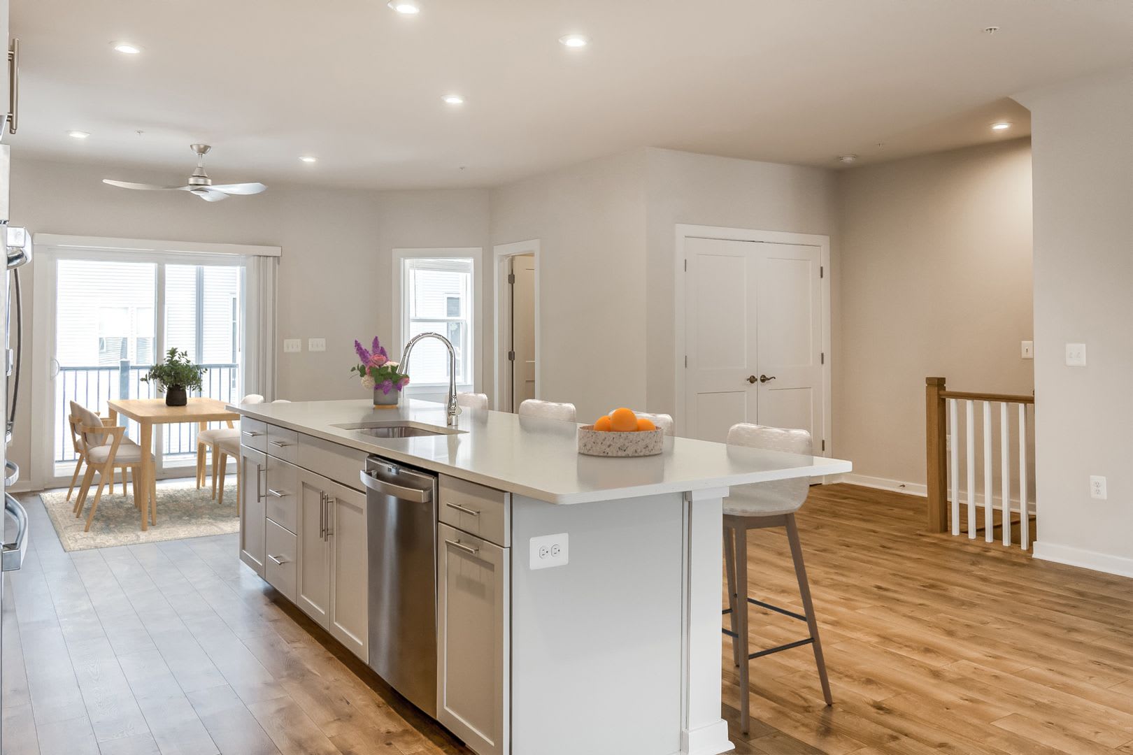 Luxury 3Br 2 5Ba Condo W Balcony And Rooftop Terrace Garage Walk To One Loudoun – photo 4