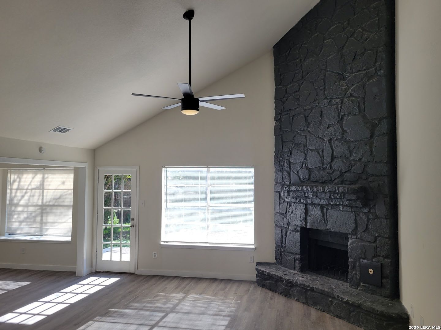 Over 2 600 Square Feet Of Comfortable Living Space With An Open Floor Plan – photo 5