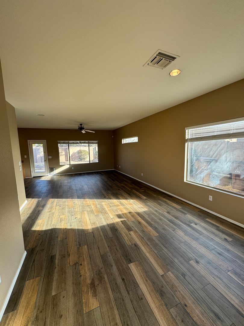 Cozy 3 Bed 2 Bath with Enclosed Den! – photo 3