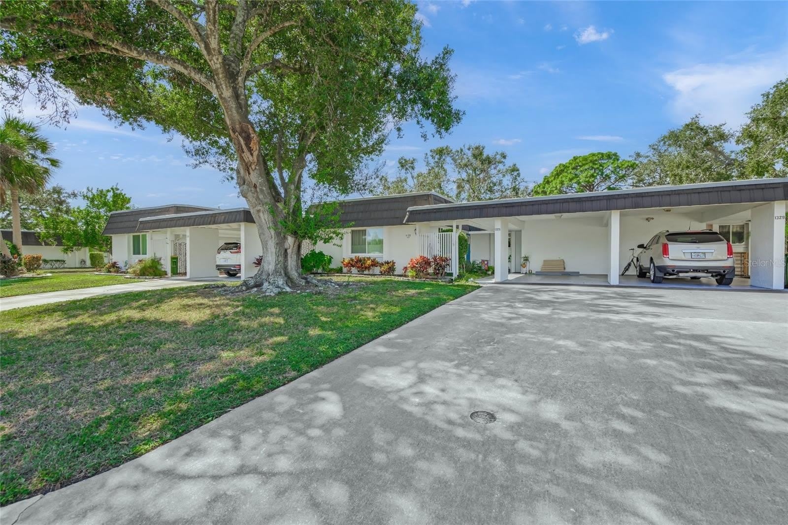 1325 GLEN OAKS Drive E – photo 1
