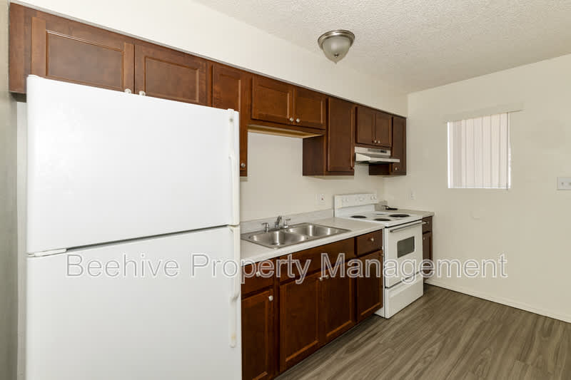 1502 E Adams St – photo 4