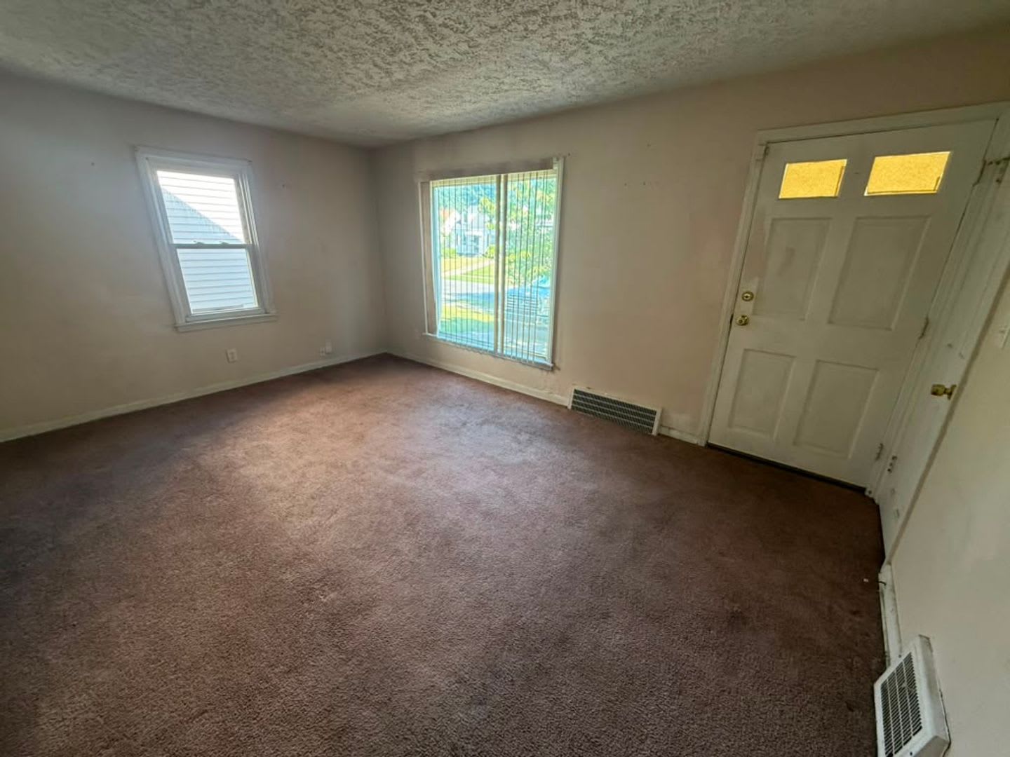 3-BED, 1 BATH BEAUTIFUL SINGLE- FAMILY HOME IN MAPLE HEIGHTS! – photo 3