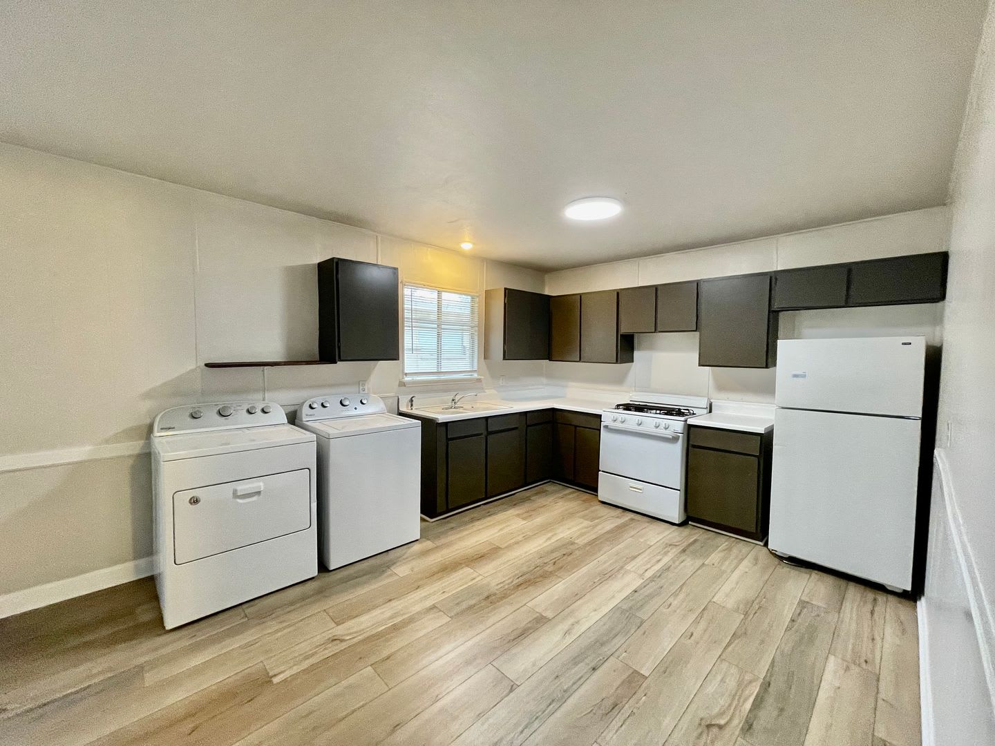 2 Bedroom 1 Bathroom Duplex Unit With Washer Dryer Connections – photo 1