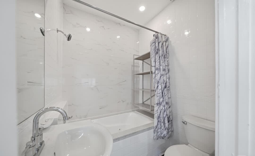 5760 Melrose Ave – photo 3
