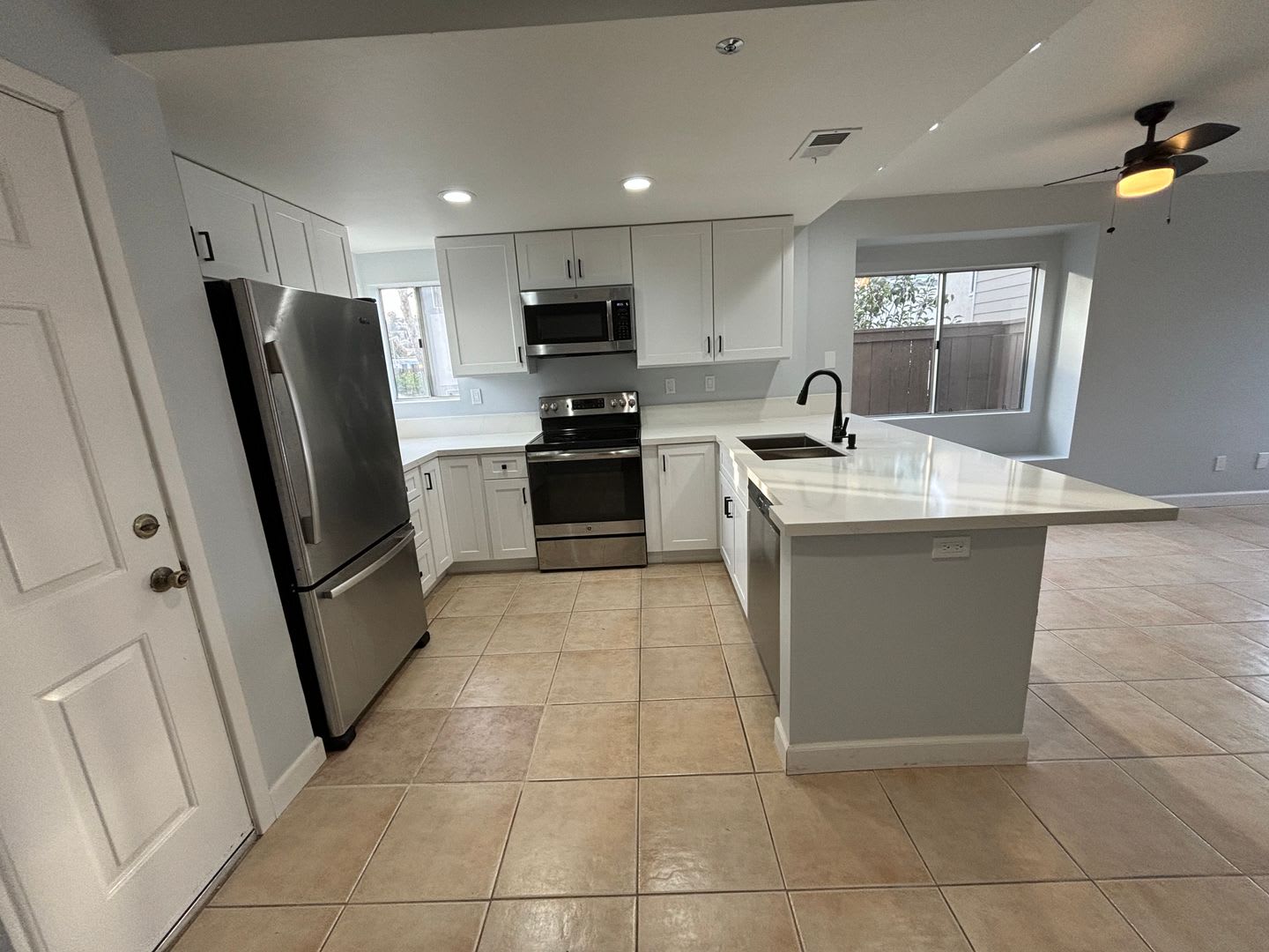 3 bedroom, 2 1/2 bath townhome located near the 125 & 94 freeway – photo 5