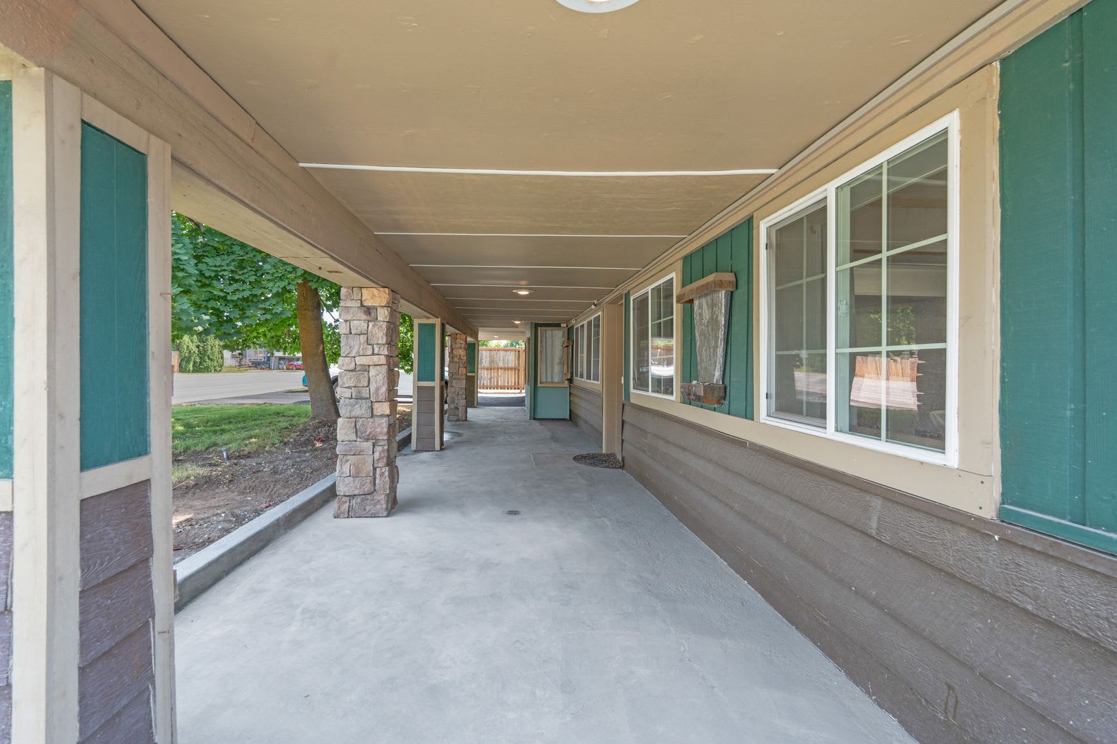 3 Bed 2 5 Bath Fully Furnished Single Level Rancher With Fenced Yard Plenty Of Space With Commercial 40X30 Shop – photo 4