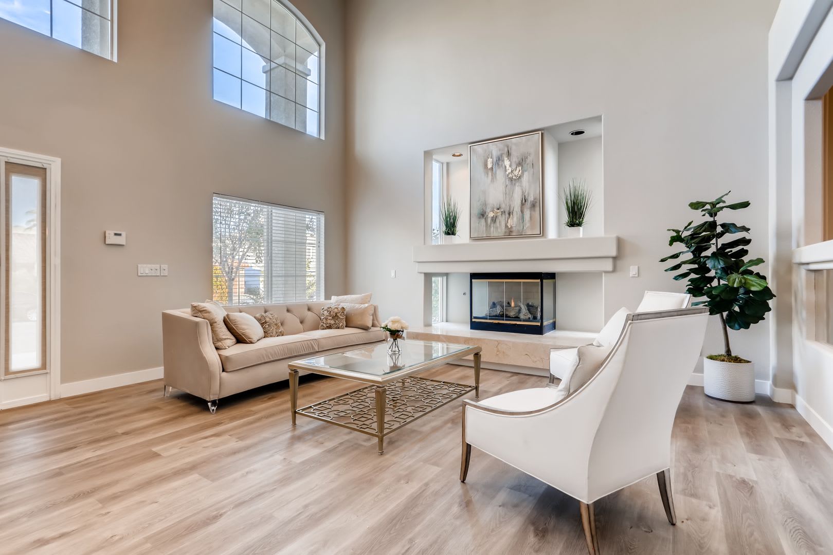 Modern 5-Bedroom, 3-Bathroom Oasis with a 3-Car Garage in the Heart of Las Vegas – photo 3