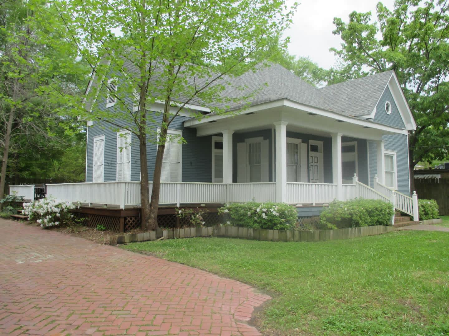 208 E LA – photo 2