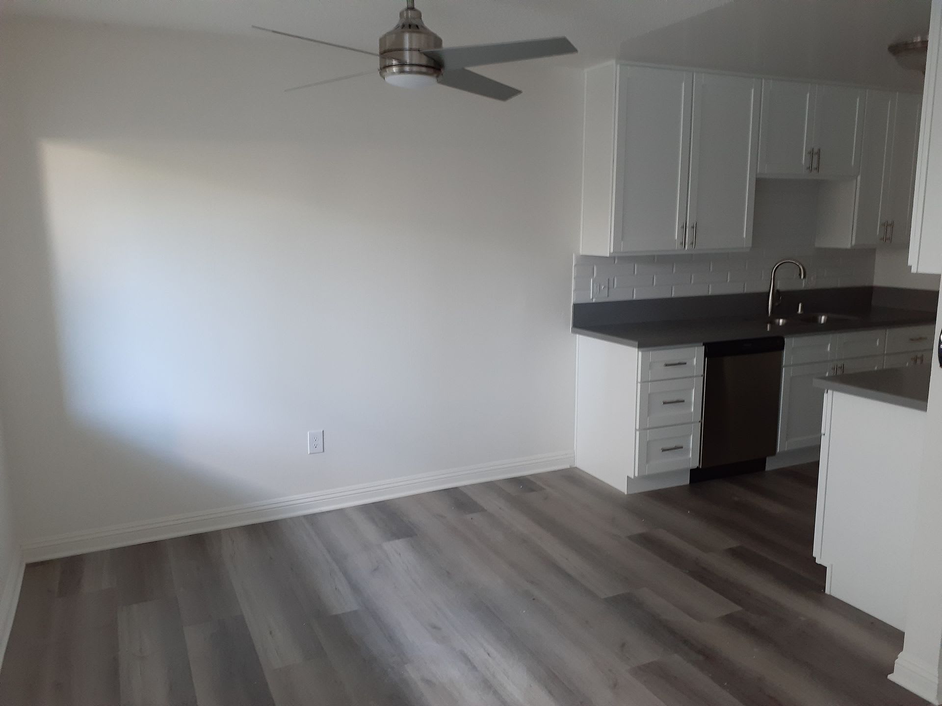 2 bedroom 1 bath for rent in Newport Beach – photo 3