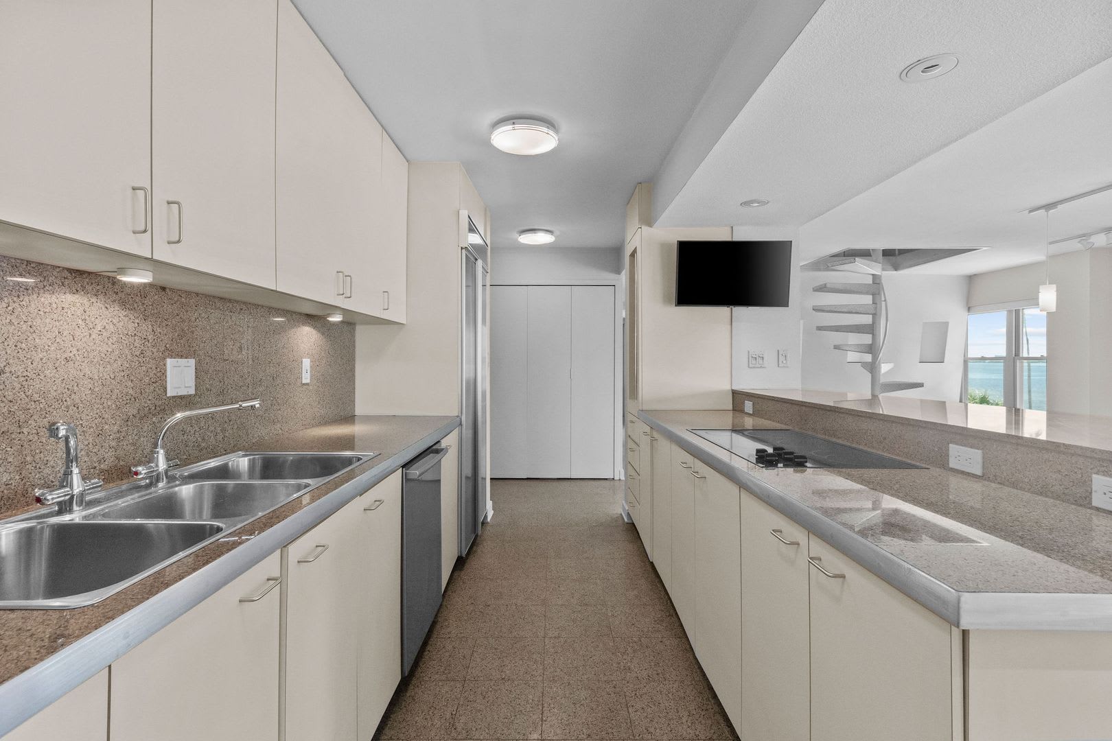 Unique Bayshore Condo – photo 4