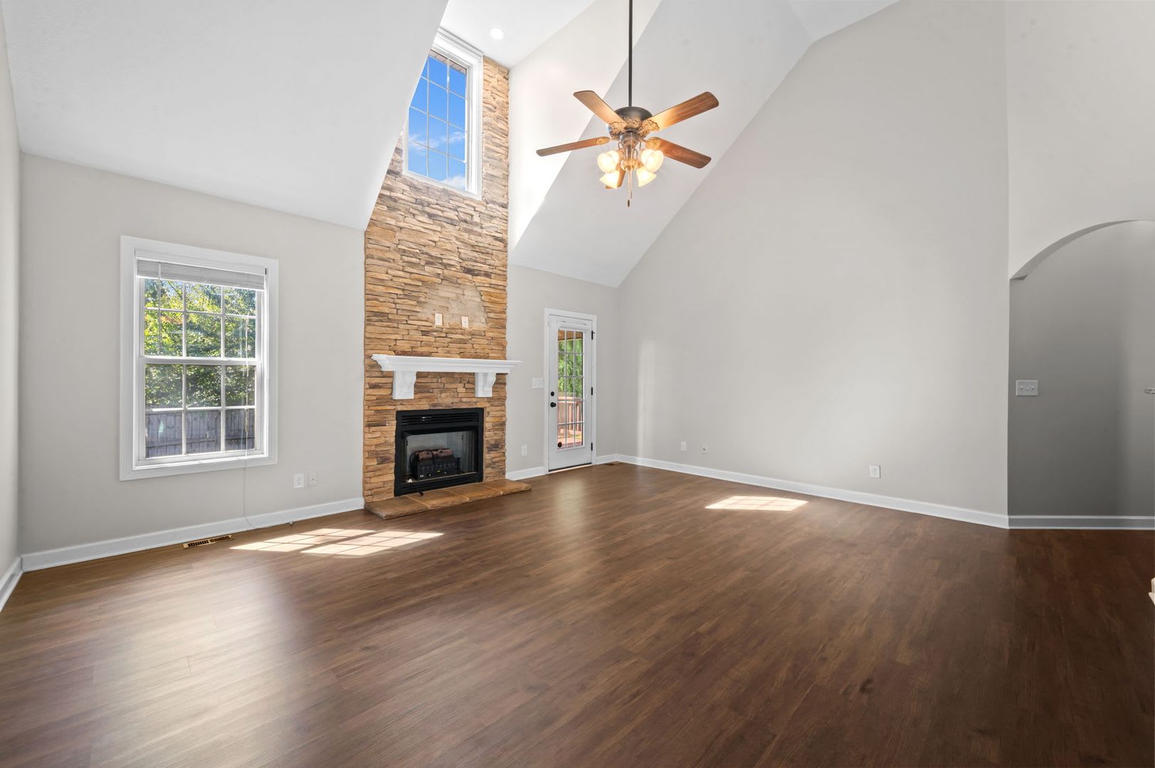 Single Family Home With High Ceilings And Covered Back Deck – photo 4