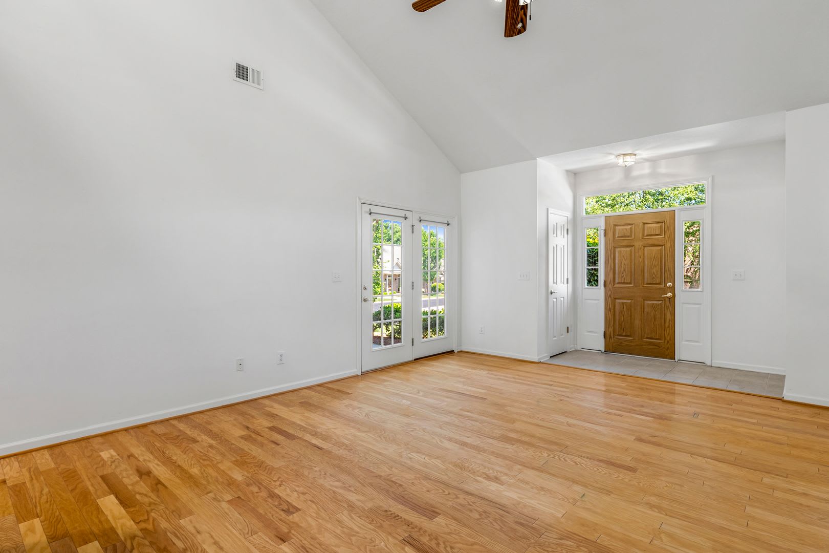 NW Brick Townhome, Granite Counter-Tops, Wood Floors, FP, Garage! – photo 5