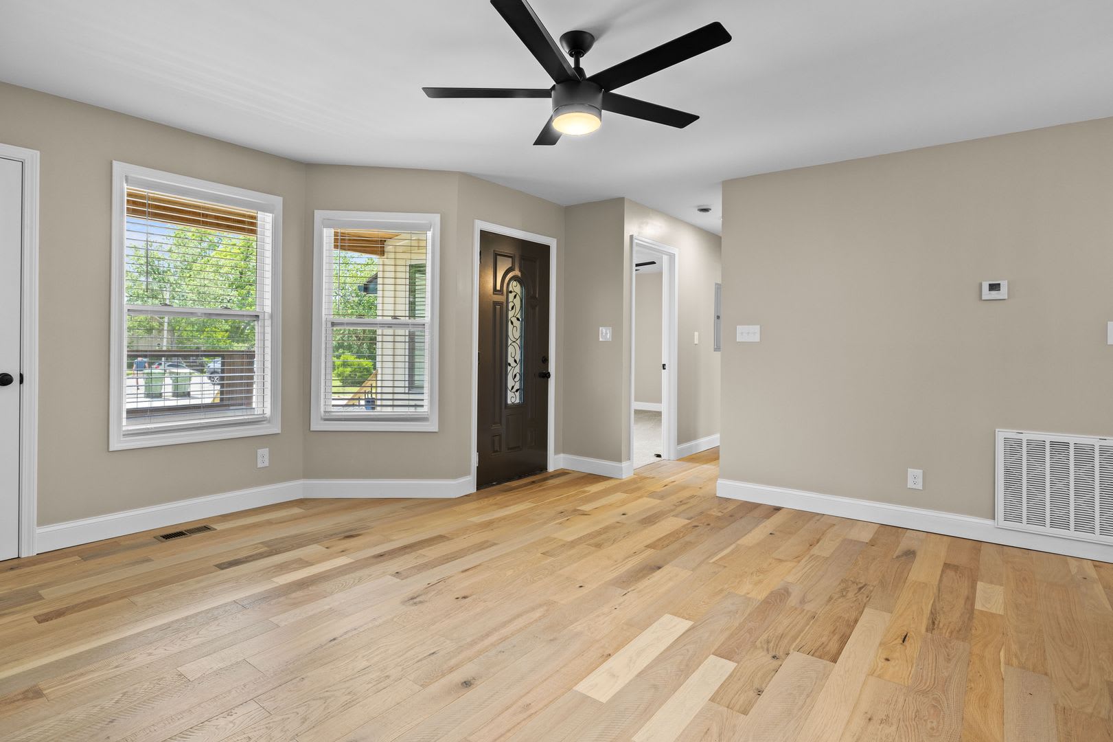 Maryville 37804 100 Newly Renovated 3 Bedroom 2 Bath Home With Modern Layout Private Backyard – photo 4
