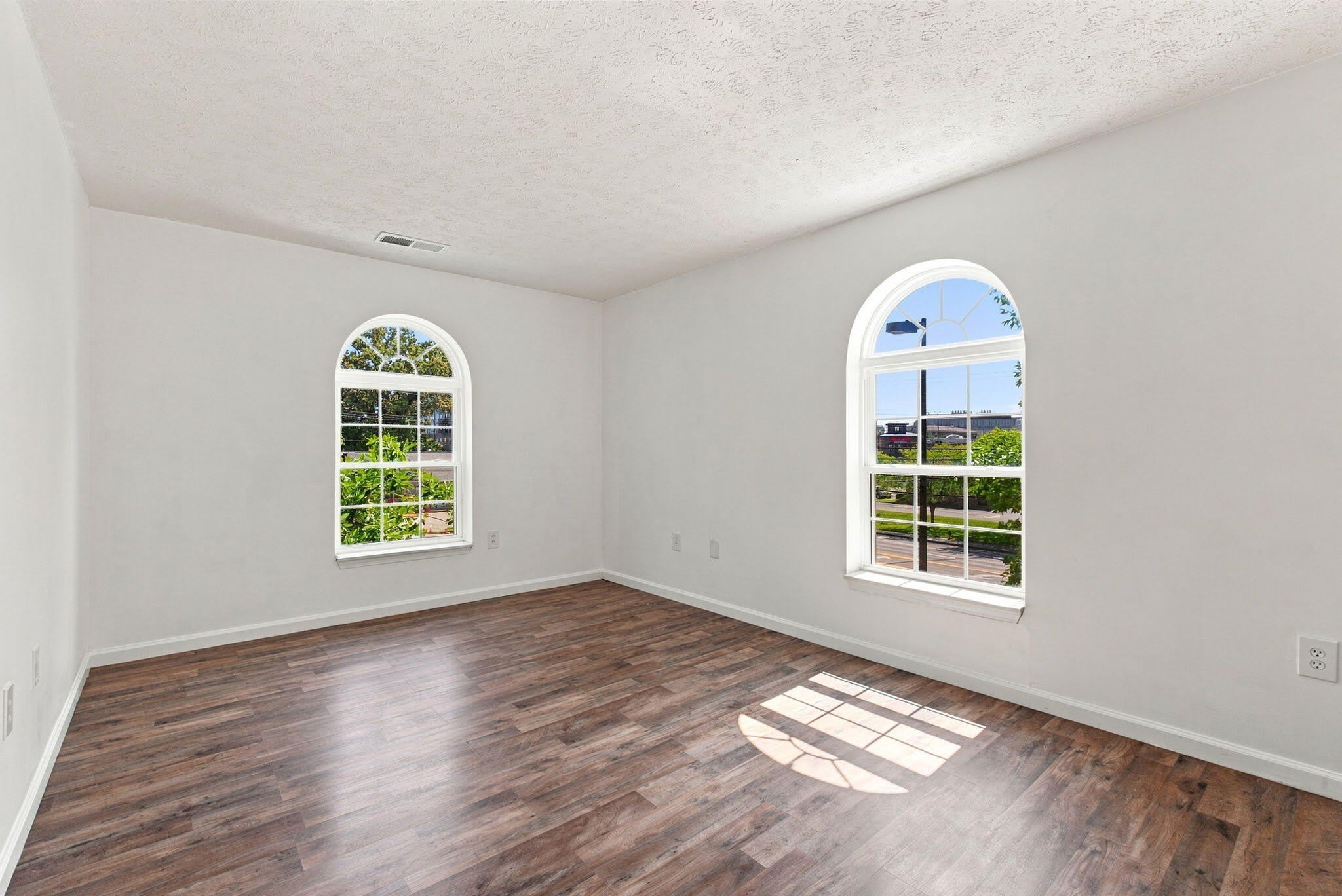 1081 S Broadway – photo 4