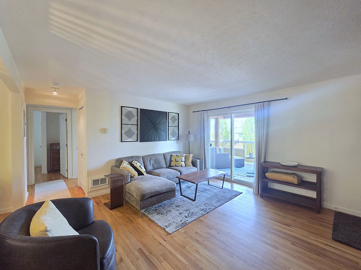 1 800 2 Bed 1 Bath Fully Furnished Condo In Secure Building In Rockwood Manito Neighborhood – photo 3
