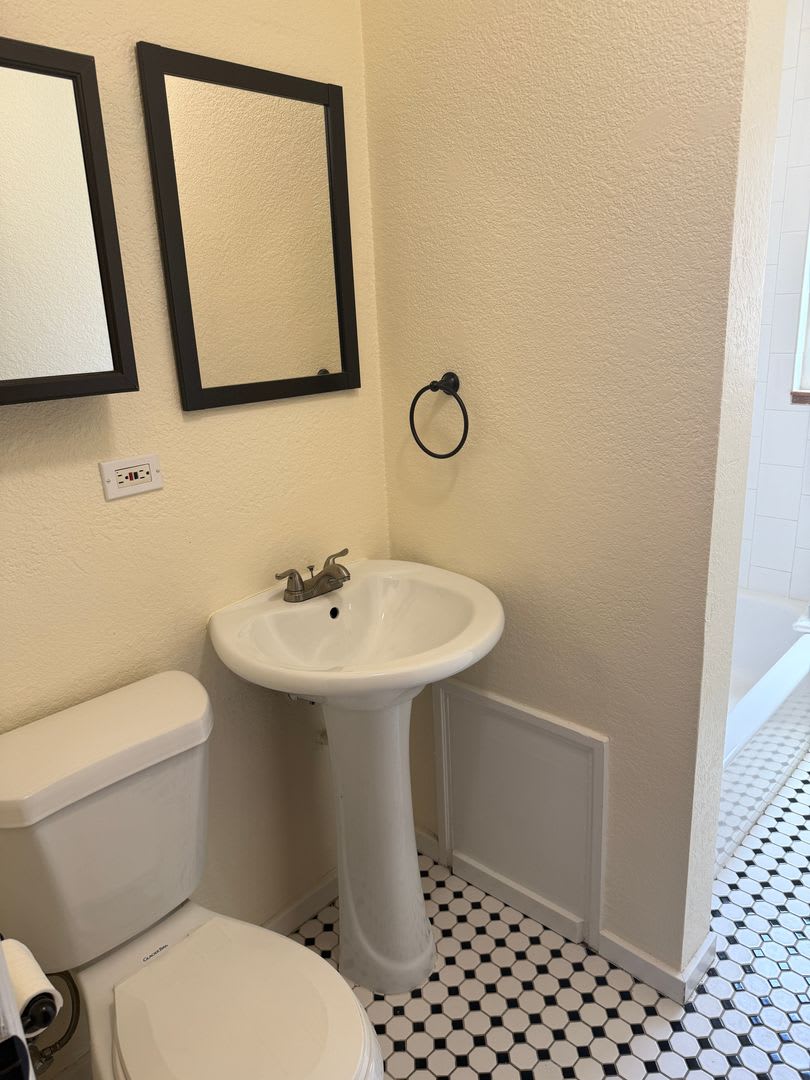 Updated 1 bedroom 1 bath in Mayfair – photo 4