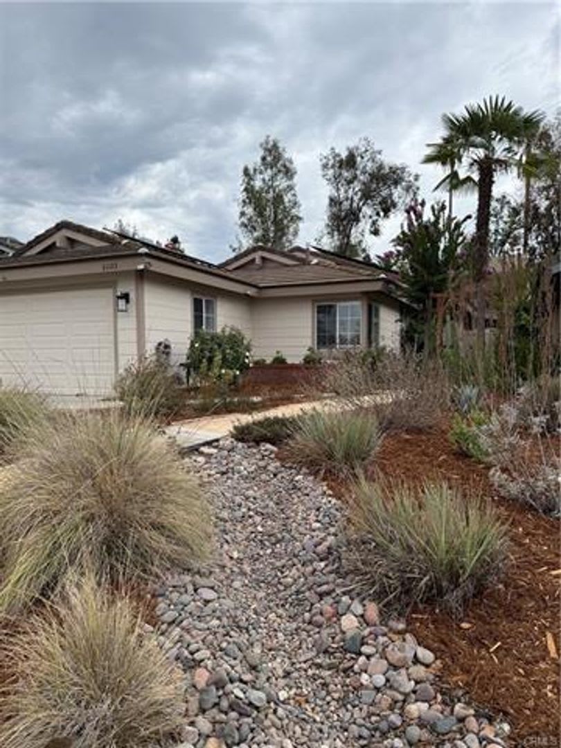Charming single-story home – photo 1