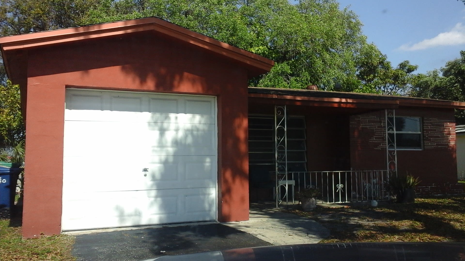 Large 2-1 House with a Garage – photo 1