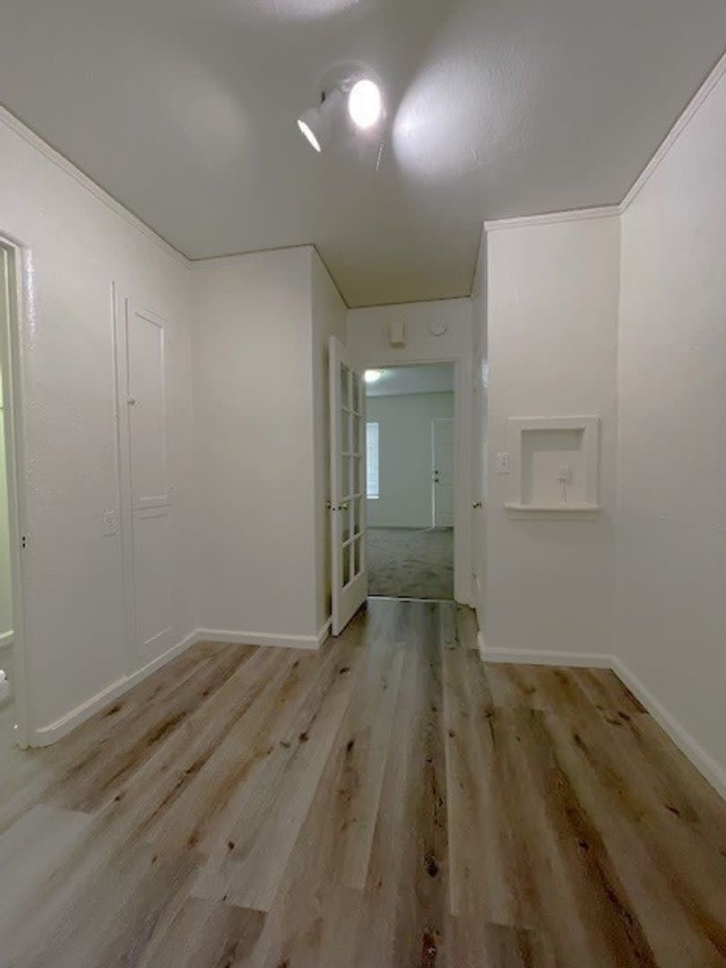 Charming, Studio Freshly Painted, move in ready – photo 3