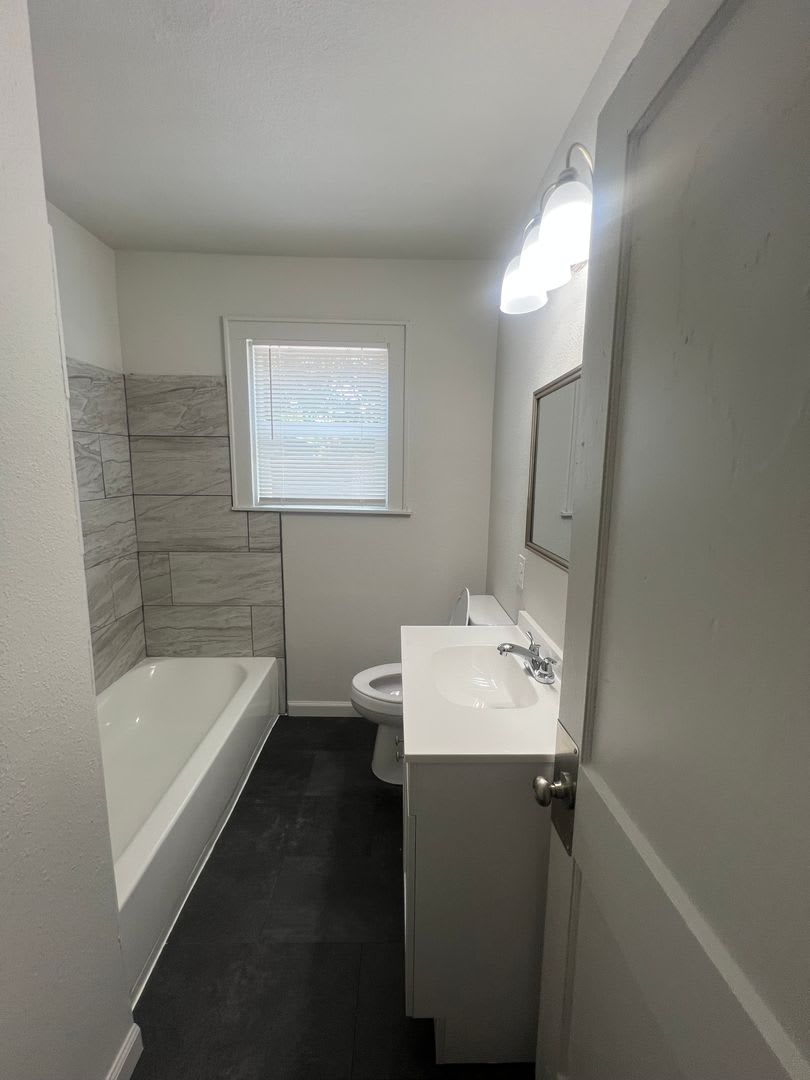 Updated 2 Bed 1 Bath – photo 4