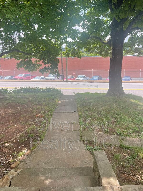 914 East Madison Avenue – photo 2