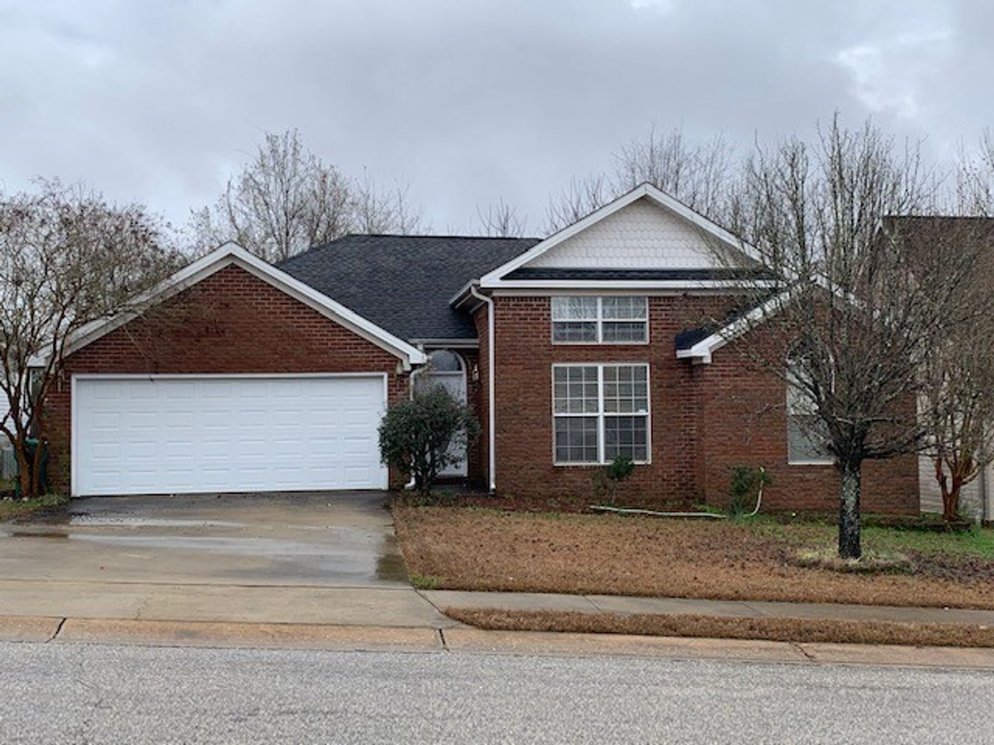 Cozy 3 Bed 2 Bath House! Available Now! – photo 1