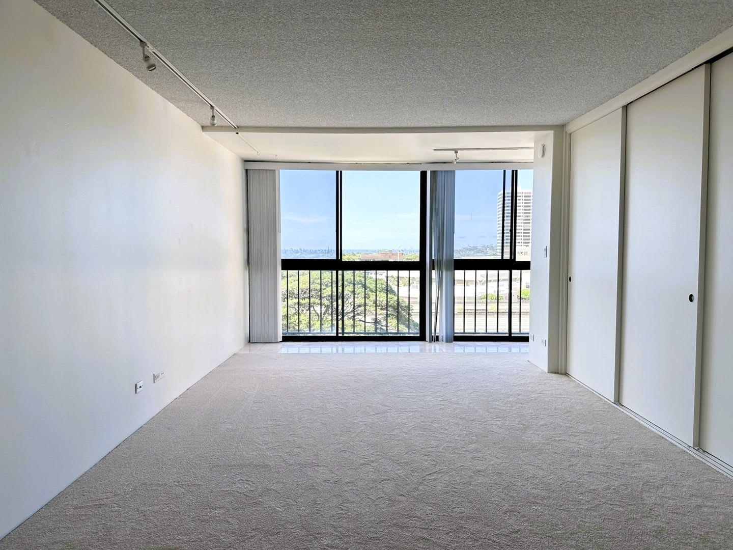 Kahala Towers 2BR/2BA/1PK – photo 2