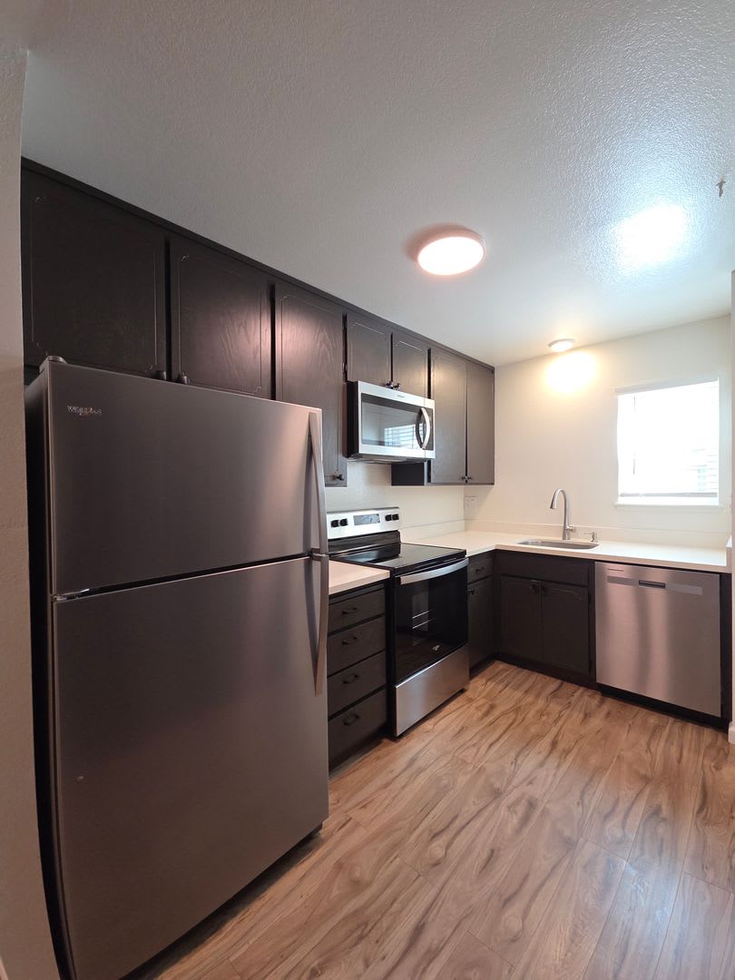 Move-In Ready 2BD/1.5BA in Santa Rosa – photo 3