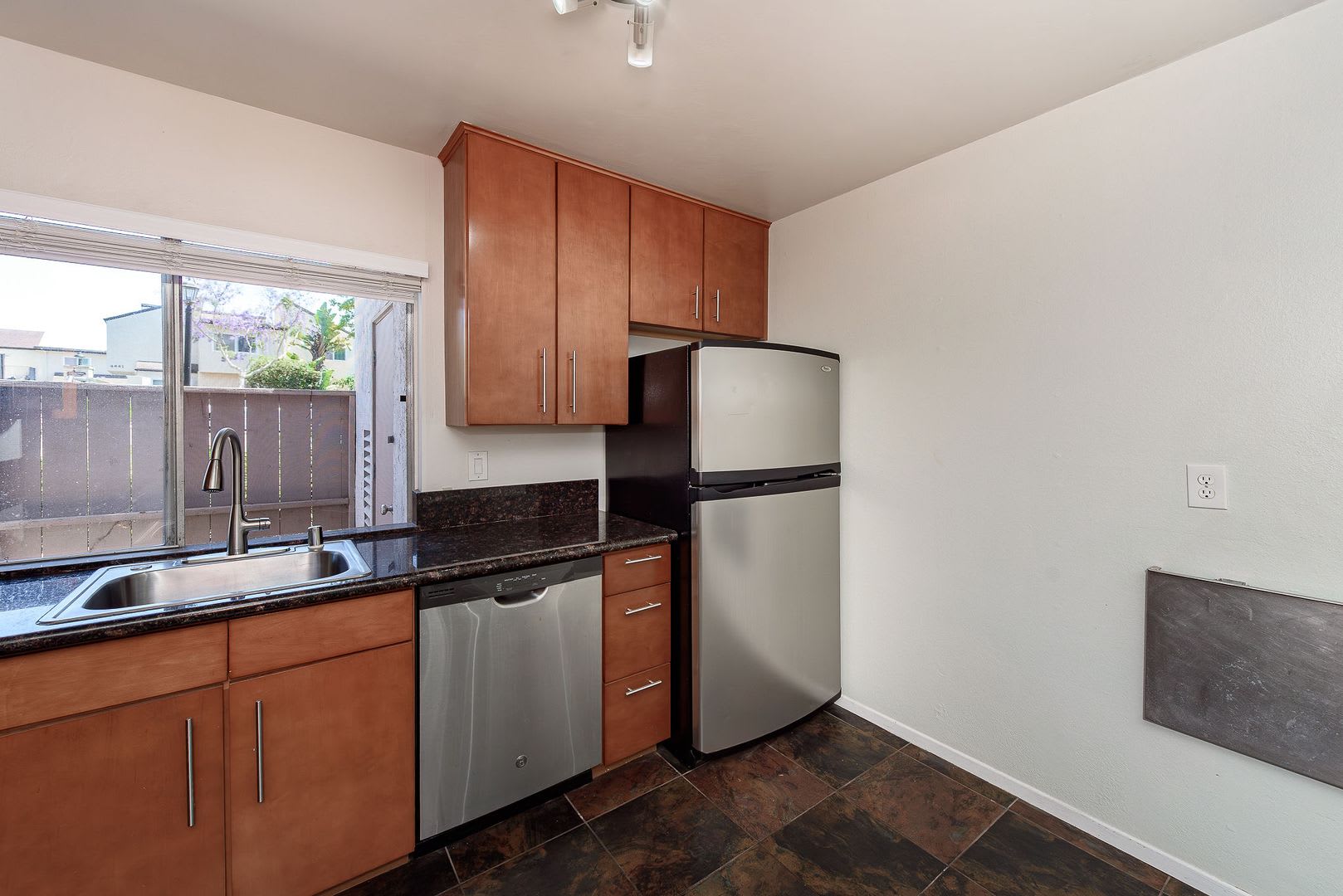 Amazing Quiet University City Condo For Rent – photo 3