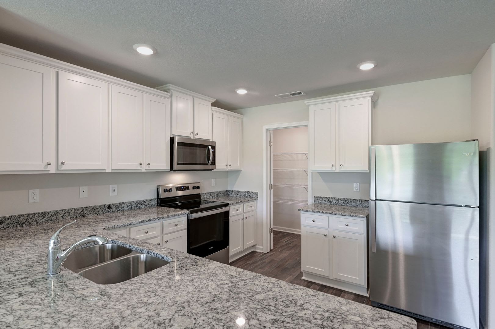 Welcome To 807 Red Berry Lane A Charming And Modern Rental Home That Combines Luxury And Comfort In Every Detail – photo 2