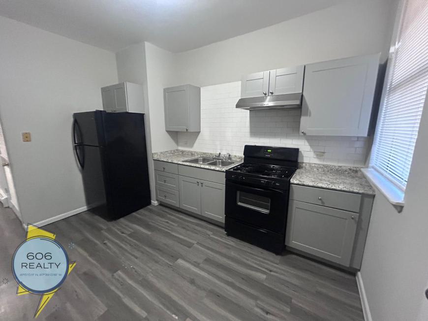 5852 South King Dr. – photo 2