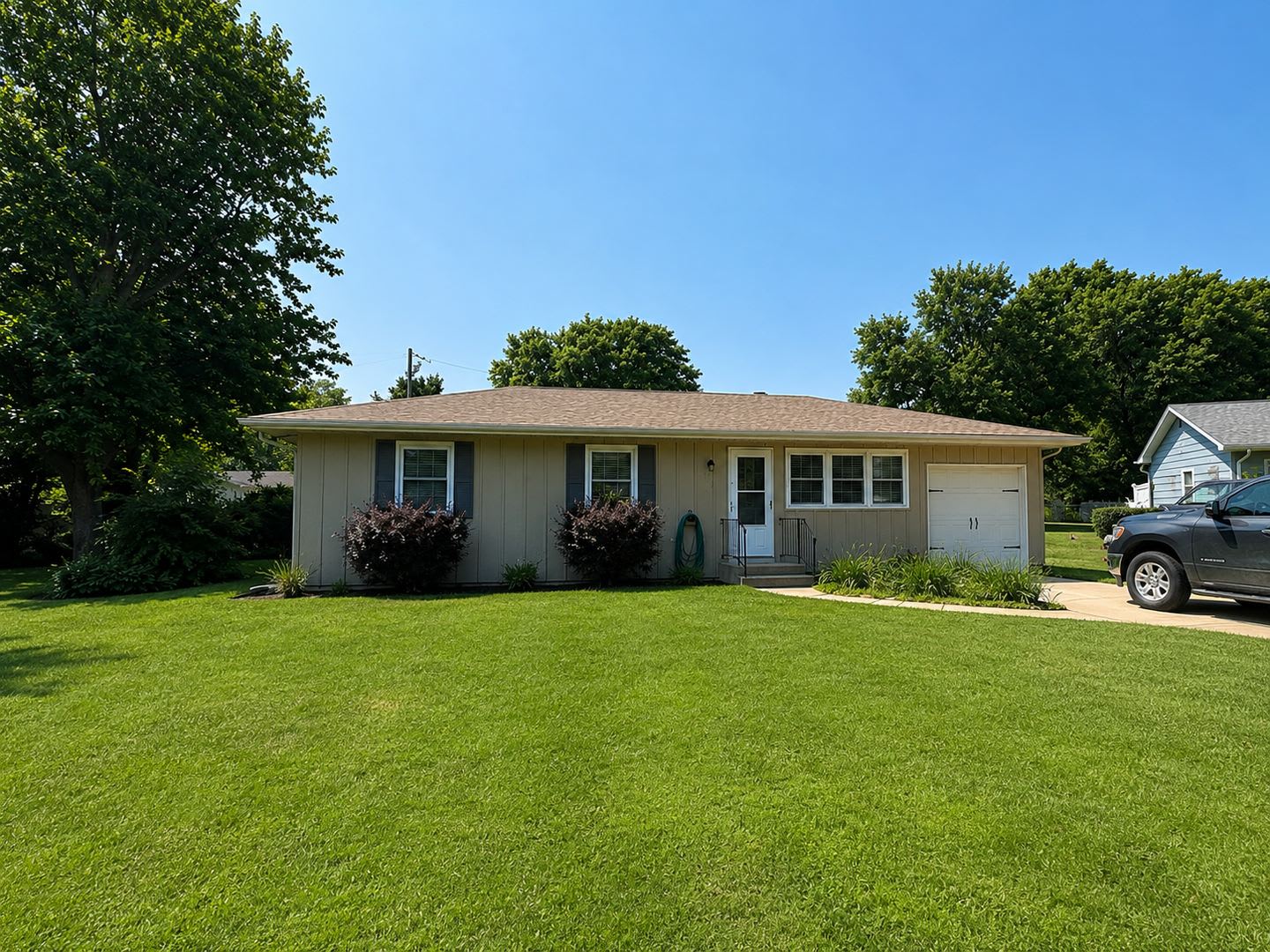 Charming 3-Bedroom Home on Quiet Cul-de-Sac with NEW Flooring & Fenced Yard – Available October 1! – photo 1