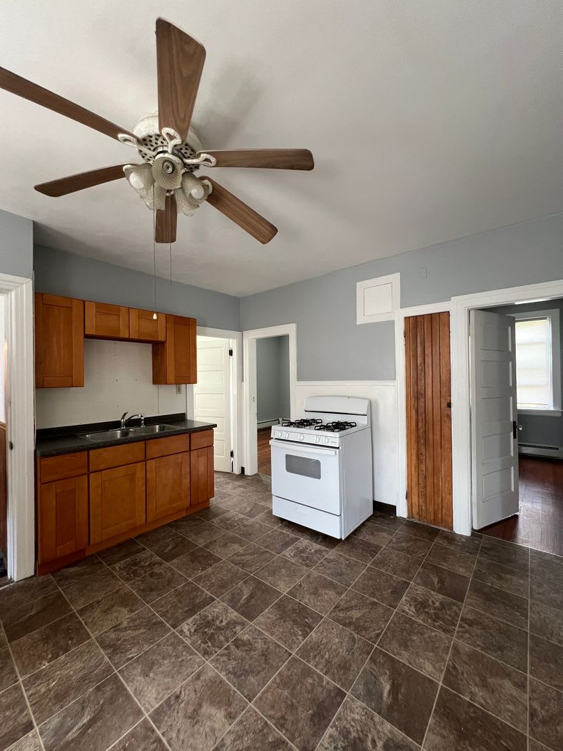 Spacious 2 Bed 1 Bath In Knightsville – photo 2