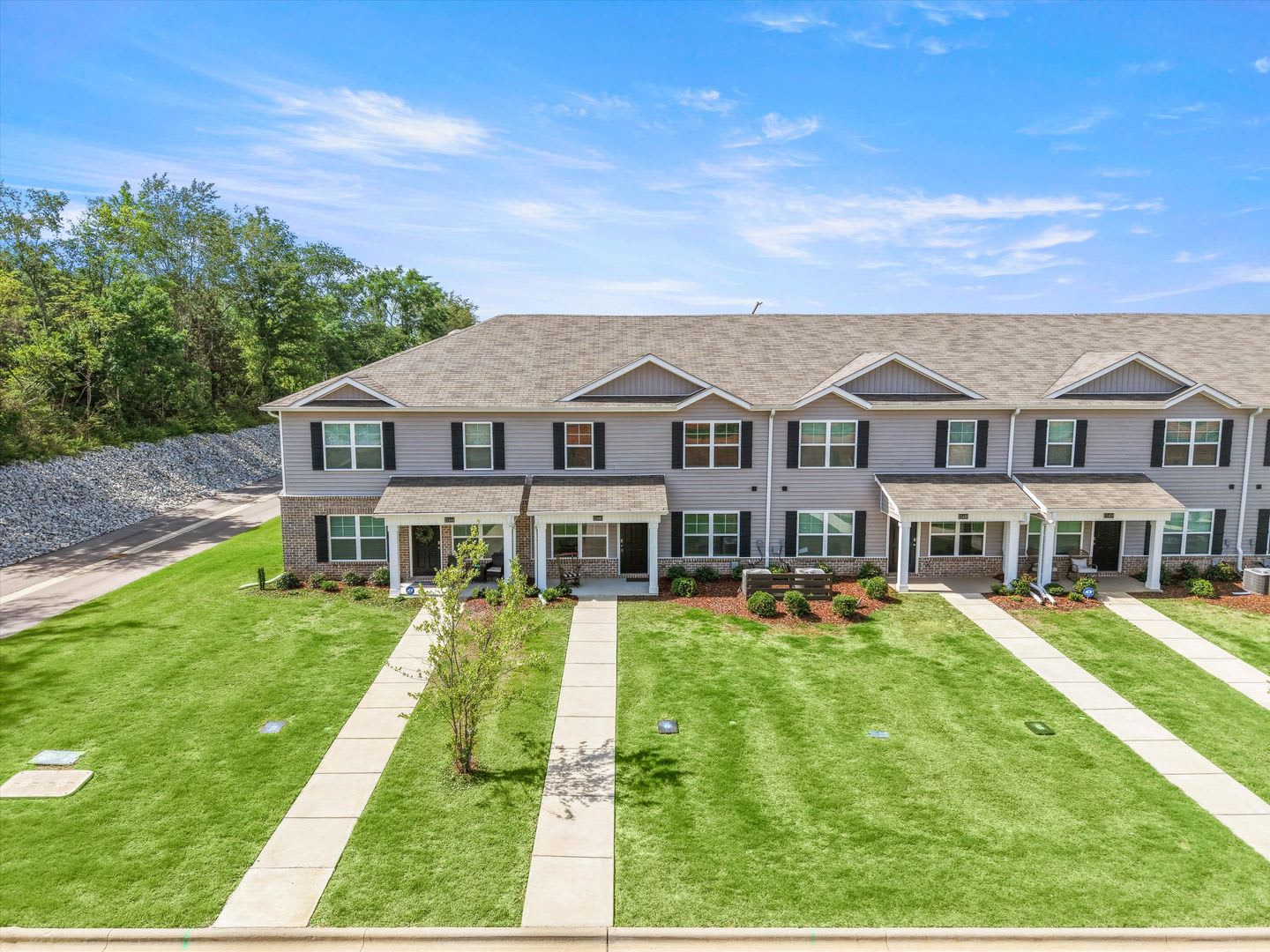 Fantastic Location – Spacious 3 Bedroom Townhome with Rear-Entry Garage! – photo 3