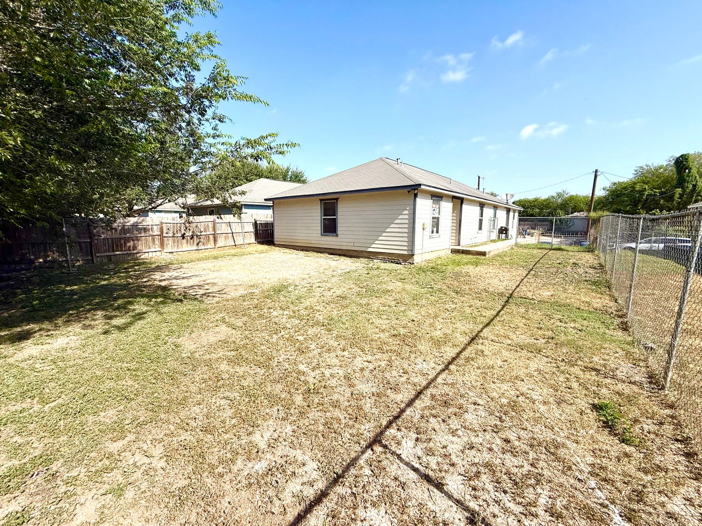 **MOVE IN SPECIAL** Charming 3-Bedroom Home Near St. Mary’s University & Loop 410 – photo 2