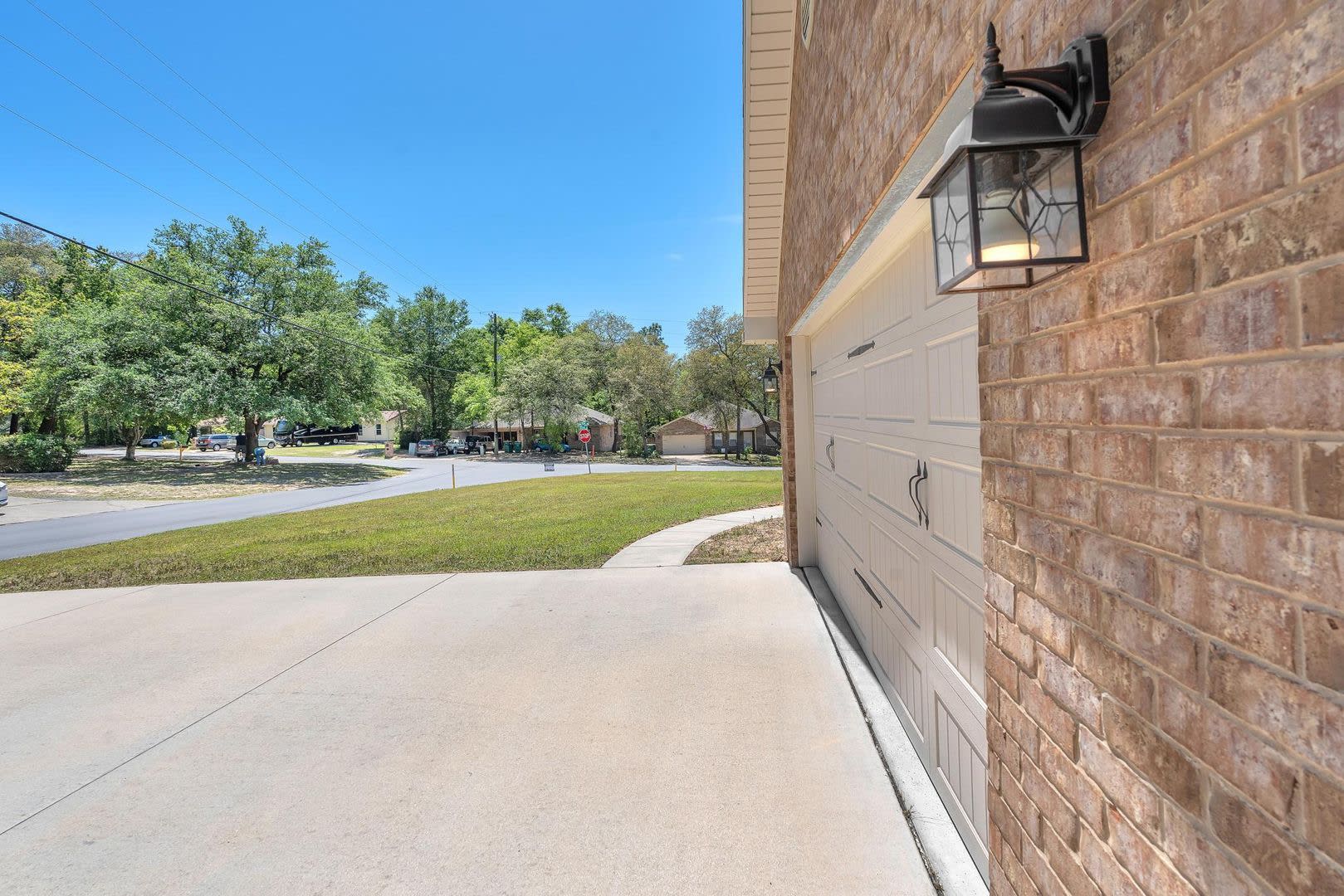 Stunning 4 Bedroom in PRIME Location!! South of I-10!! – photo 3