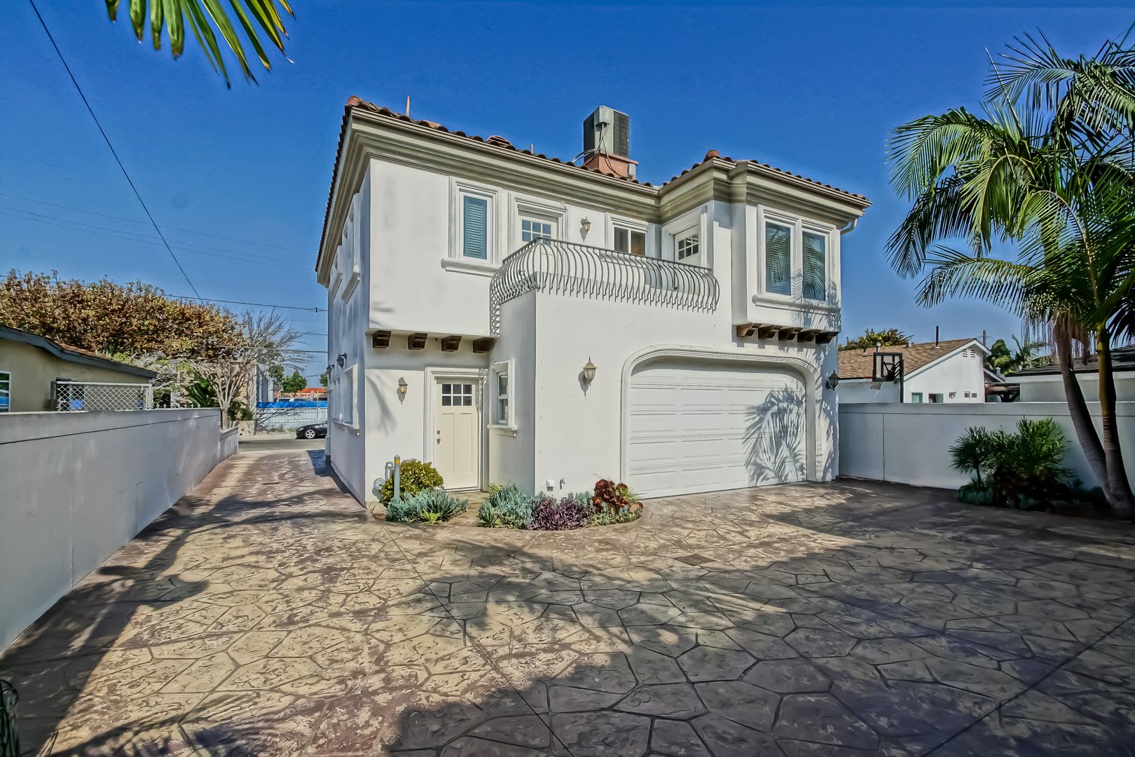Spacious Bright Two Story Home W Front Yard Balcony 2 Car Garage Close To Shopping Freeway Access Rb Border Mins To Beach – photo 1