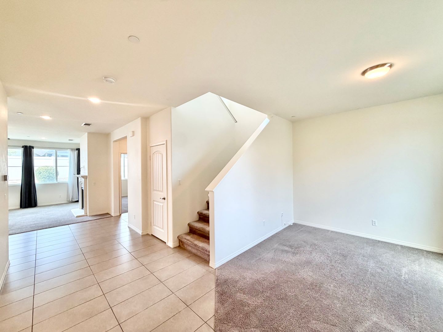 Spacious 4 Bedroom Home In The Lakes Gated Community With Solar Open Concept Living Loft – photo 5