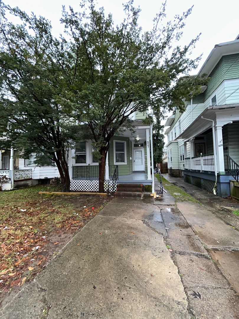 5 beds 2 bath – photo 1