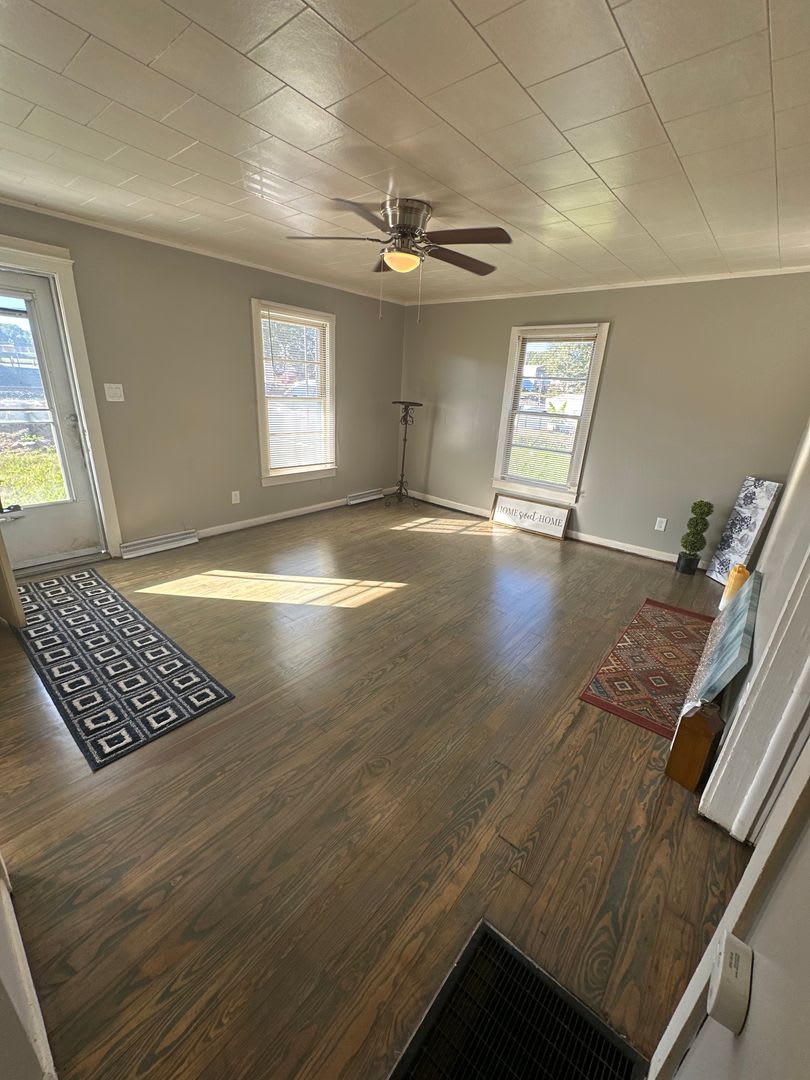 2 Bed House w/ Wooden floors, Large Front porch, Central HVAC & Huge yard! – photo 3